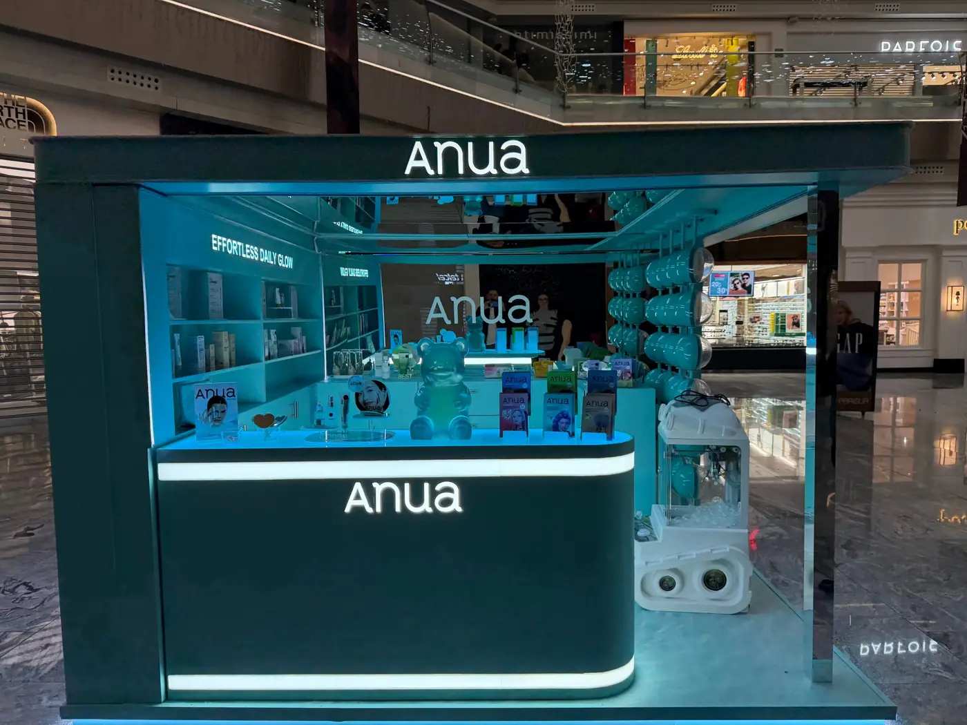 Kiosco de Anua con iluminación LED en centro comercial, diseñado y montado por ROKA IMPACTO