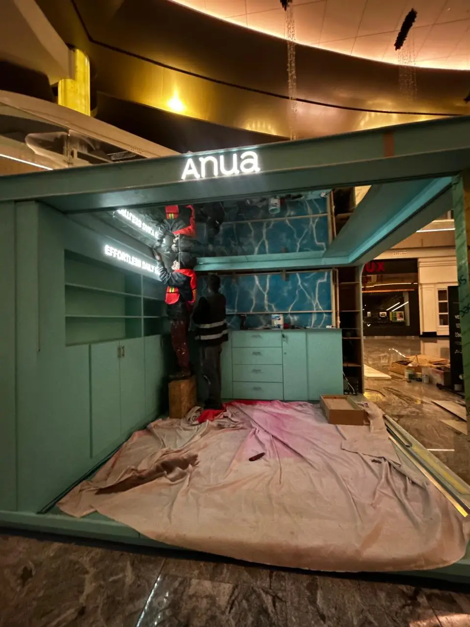 Montaje del kiosco de Anua