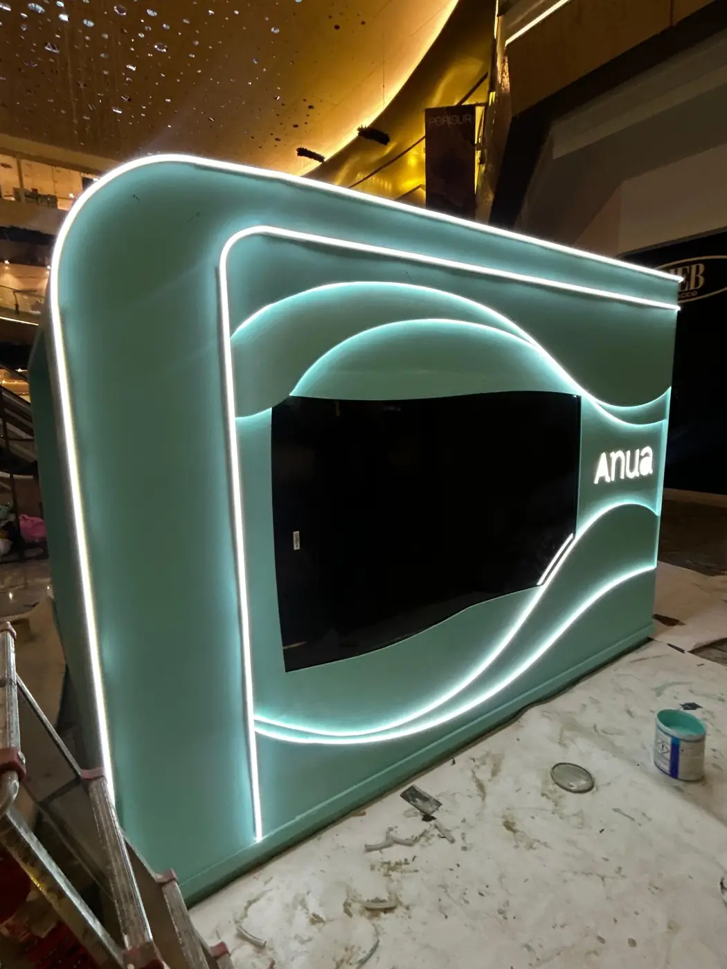 Muro escenográfico de Anua con olas en relieve e iluminación LED