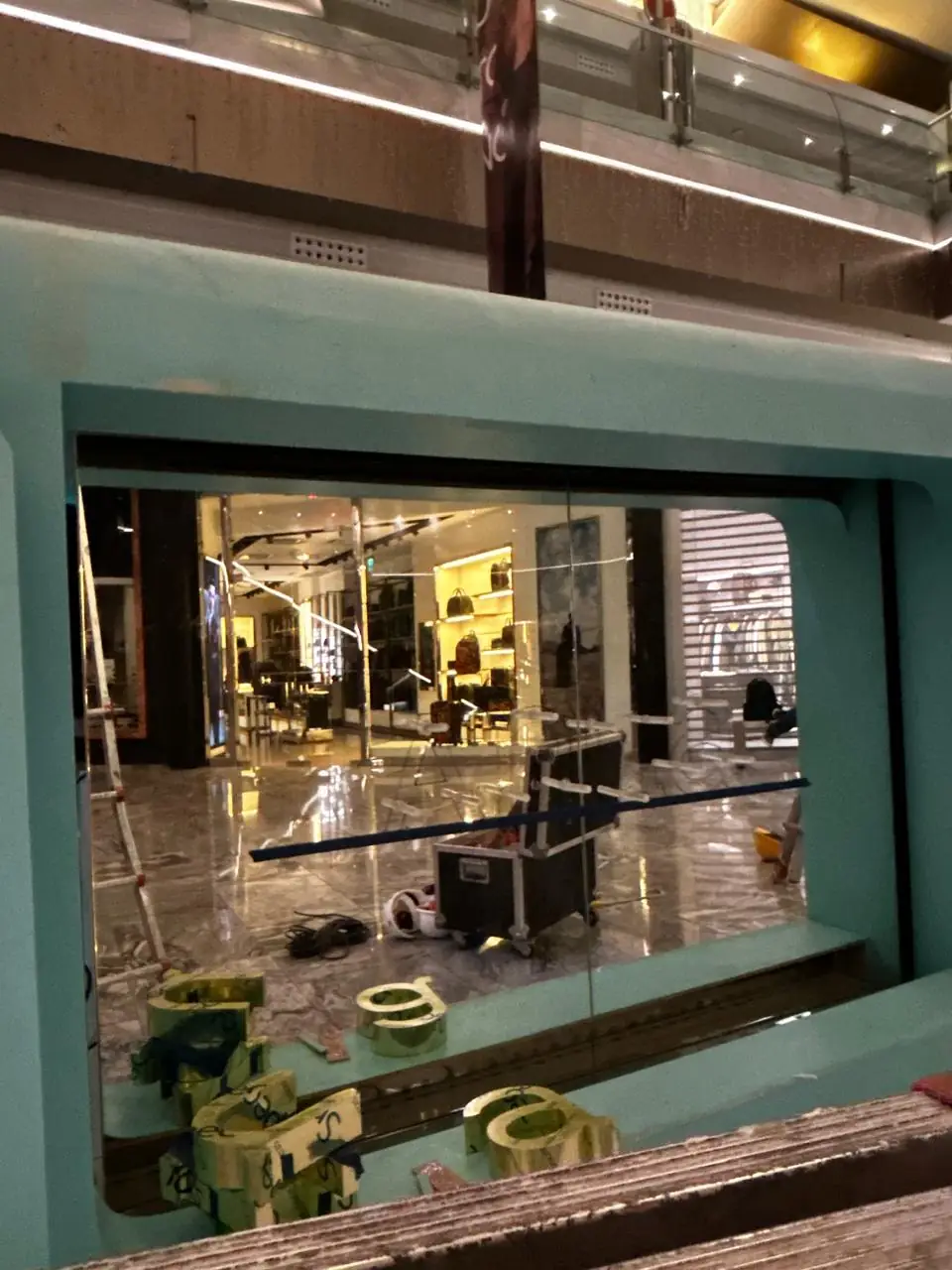 Detalle de ventana del kiosco de Anua durante la instalación