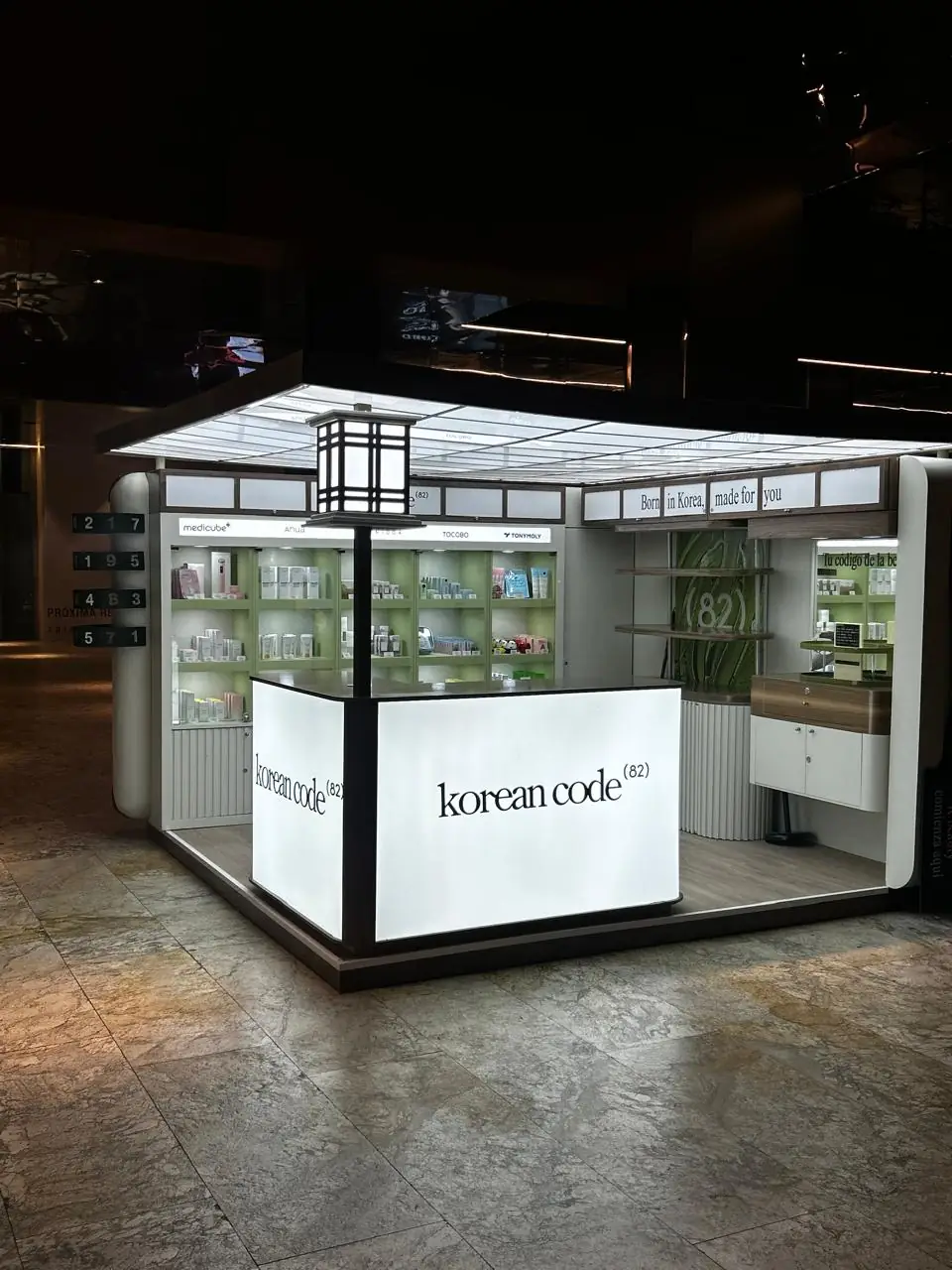 Frente iluminado del kiosco de Korean Code con farol coreano